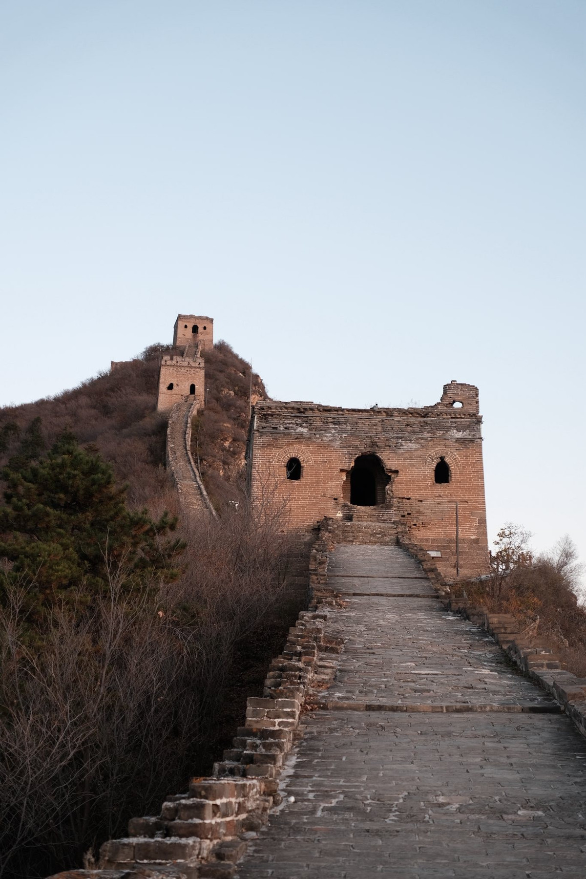 Không giống các công trình hiện đại được trùng tu hoàn hảo, Vạn Lý Trường Thành giữ lại gần như nguyên vẹn dấu vết của thời gian. Những bậc đá cao thấp không đều, bề mặt mòn vẹt bởi bước chân người và gió mưa, khiến mỗi bước đi đều trở thành một thử thách nhỏ.