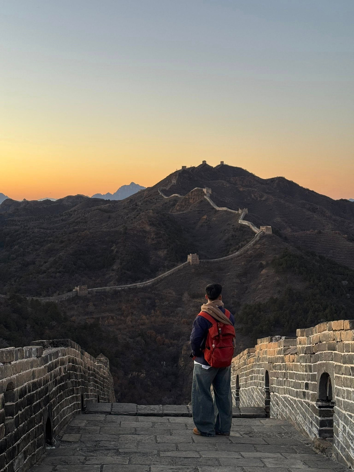 Với nhiều du khách, khoảnh khắc đứng trên Vạn Lý Trường Thành mang ý nghĩa vượt xa một chuyến tham quan. Giữa không gian bao la, con người bỗng trở nên nhỏ bé trước một công trình được xây dựng bằng sức người, ý chí và khát vọng bảo vệ đất nước suốt hàng nghìn năm.