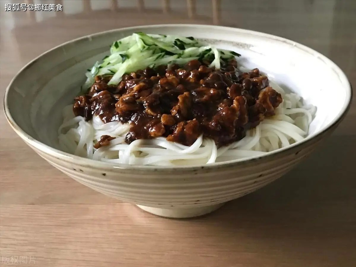 Trong khi đó, mì sốt tương đen lại được xem như “món mì quốc dân” của người Bắc Kinh. Sợi mì dai, trộn cùng sốt tương đen xào thịt và rau, mang hương vị đậm đà, ăn no lâu nhưng không gây ngấy, xuất hiện từ quán vỉa hè đến nhà hàng truyền thống. Ảnh Sohu