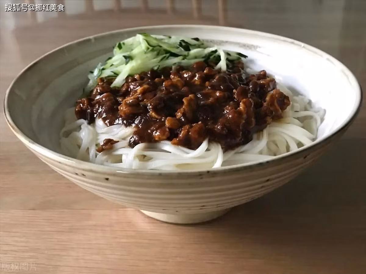 Trong khi đó, mì sốt tương đen lại được xem như “món mì quốc dân” của người Bắc Kinh. Sợi mì dai, trộn cùng sốt tương đen xào thịt và rau, mang hương vị đậm đà, ăn no lâu nhưng không gây ngấy, xuất hiện từ quán vỉa hè đến nhà hàng truyền thống. Ảnh Sohu