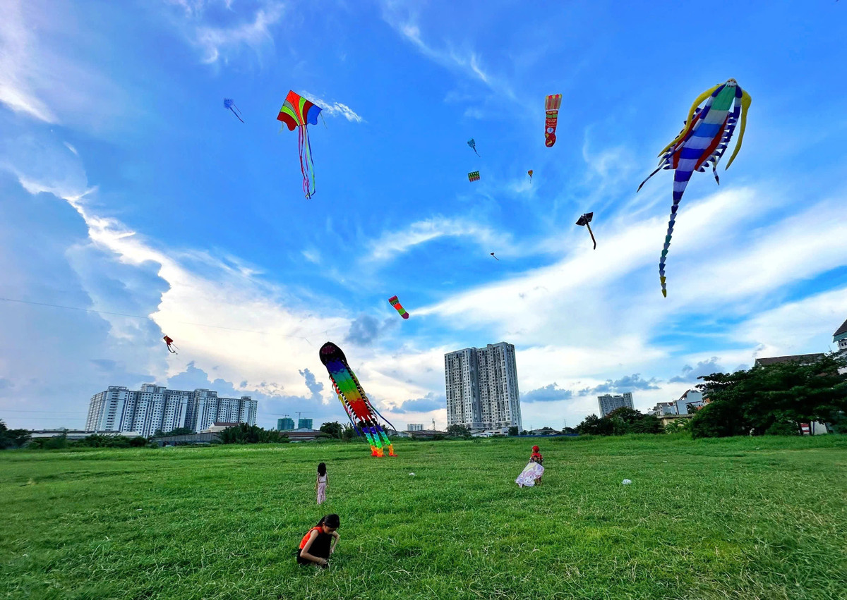 Thời gian phù hợp là từ 15h30 đến 18h khi ánh nắng dịu và gió bắt đầu mạnh. Không nên để trẻ nhỏ chơi diều một mình và cần hạn chế sử dụng các loại diều có dây cước dài hoặc sắc vì có thể gây nguy hiểm cho người xung quanh. Sau khi vui chơi, đừng quên dọn rác và giữ gìn vệ sinh khu vực. Ảnh Cao An Biên