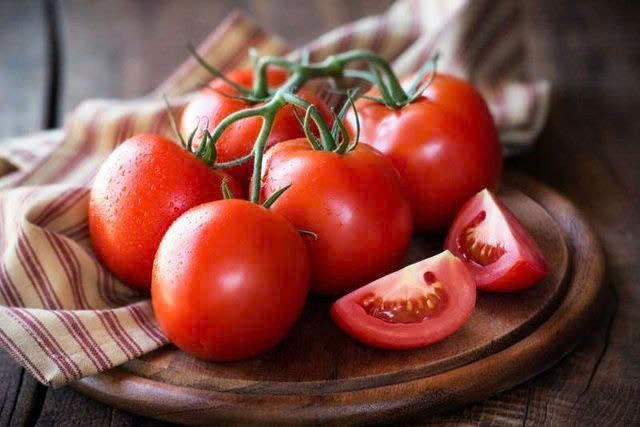 Cà chua chứa lycopene, một sắc tố carotenoid mạnh mẽ có tác dụng giảm viêm, hạ mỡ máu và tăng cholesterol HDL (tốt). Khi nấu chín cà chua với dầu ô liu, khả năng hấp thụ lycopene của cơ thể được tăng gấp đôi – giúp phòng ngừa xơ vữa động mạch và hỗ trợ trái tim khỏe mạnh. Ảnh minh hoạ