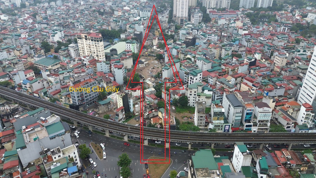 Những ngày gần đây, công tác giải phóng mặt bằng (GPMB) Dự án Đường Vành đai 2,5 đoạn qua địa bàn phường Cầu Giấy đang được tiến hành khẩn trương. Nhiều hộ dân đã chấp hành di dời, bàn giao mặt bằng để phục vụ thi công dự án