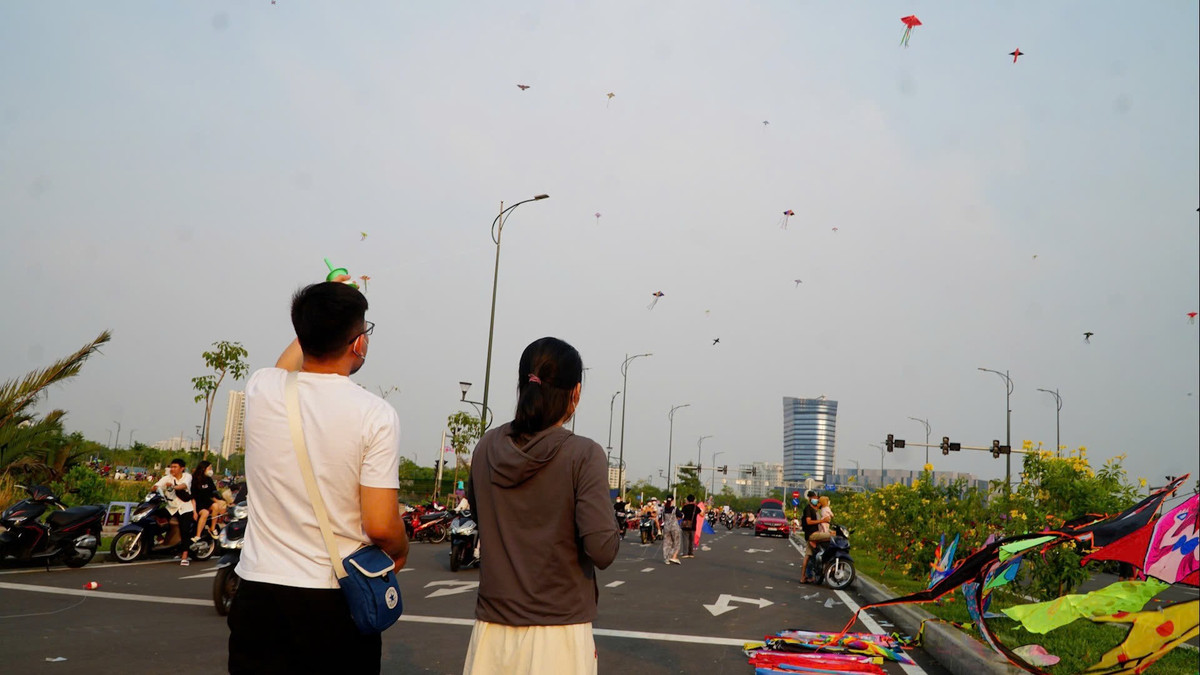 Không xa trung tâm, dưới chân cầu Thủ Thiêm 2 (quận 1) là một bãi cỏ tự nhiên trải dài sát bờ sông Sài Gòn. Vị trí thoáng đãng, gió lộng và tầm nhìn đẹp khiến khu vực này trở thành "tụ điểm" yêu thích của giới trẻ yêu thích chụp ảnh và thả diều. Vào buổi chiều, đặc biệt là cuối tuần, nơi đây đông đúc người dân đến thư giãn. Ảnh Internet