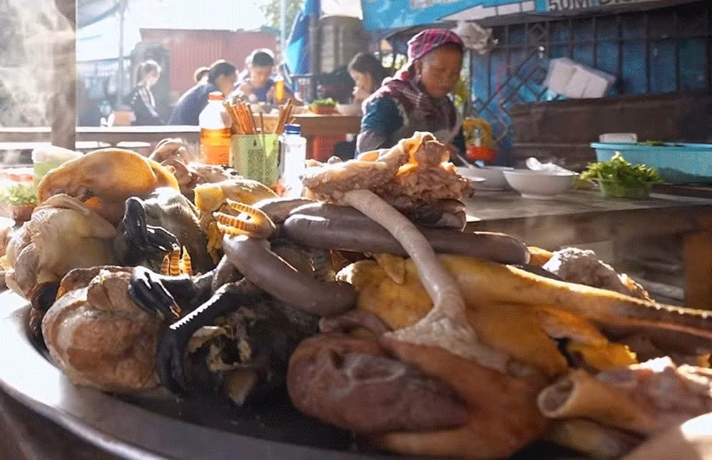 Gà đen là món ăn tối không thể bỏ qua. Gà nuôi thả tự nhiên, thịt săn chắc, da giòn, ăn cùng nước chấm óc gà, muối ớt và lá mắc khén béo cay, mang hương vị đặc trưng khó nhầm lẫn của vùng cao. Một đùi gà nặng khoảng 4 lạng có giá 180.000 - 200.000 đồng. Ảnh BaoLaoCai