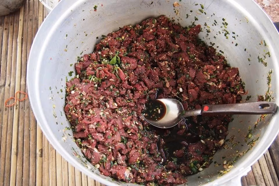 Vị tanh của tiết hòa quyện với độ béo của thịt sống tạo nên cảm giác... vừa ghê rợn vừa lạ lẫm. Người Thái xem đây là món nhậu hấp dẫn, nhưng với nhiều du khách, chỉ cần nhìn thôi đã đủ khiến “lạnh gáy”. Không ít người thừa nhận họ “xin thua” ngay từ lần đầu chứng kiến. Ảnh Getty