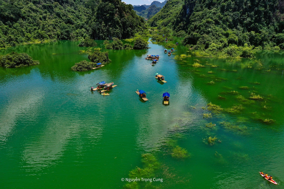 Nằm trong Khu bảo tồn Hữu Liên, thảo nguyên Đồng Lâm rộng gần 100ha, được ví như “Mông Cổ thu nhỏ” nhờ vẻ đẹp khoáng đạt giữa núi đá và rừng già. Ảnh Nguyễn Trọng Cung
