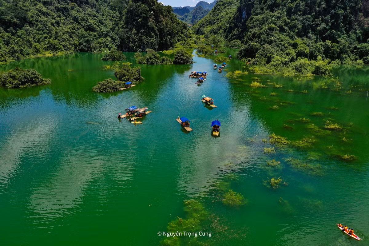 Nằm trong Khu bảo tồn Hữu Liên, thảo nguyên Đồng Lâm rộng gần 100ha, được ví như “Mông Cổ thu nhỏ” nhờ vẻ đẹp khoáng đạt giữa núi đá và rừng già. Ảnh Nguyễn Trọng Cung