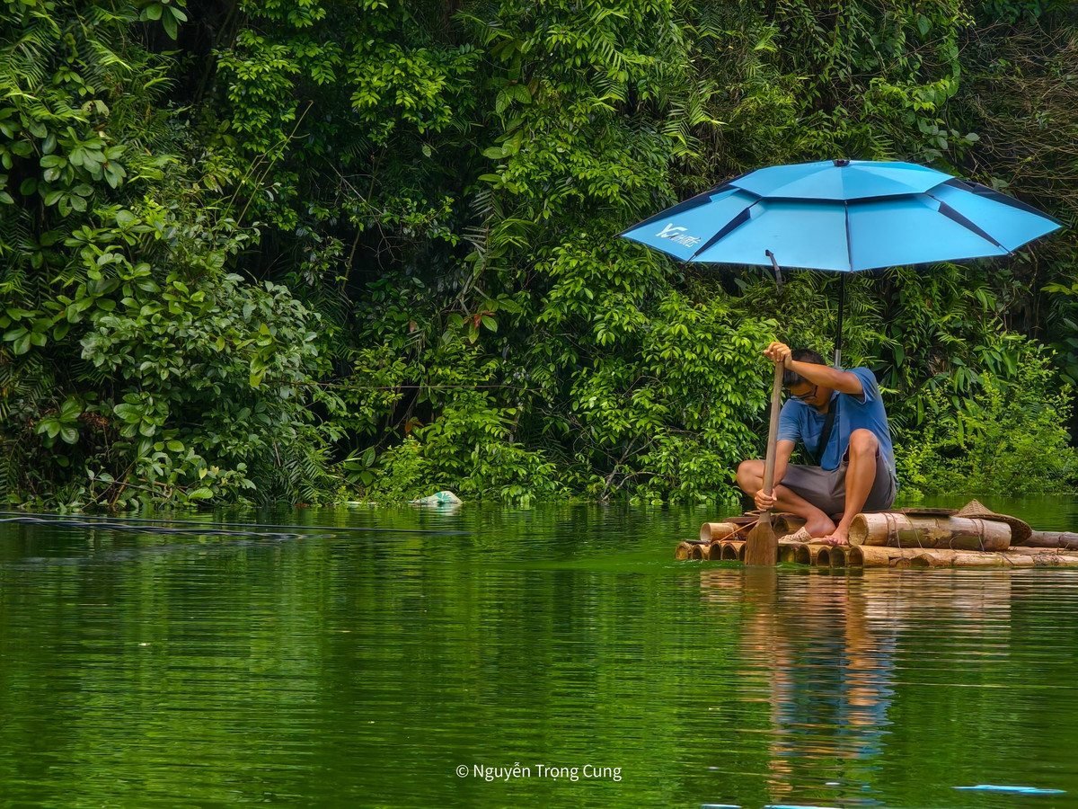 Là vùng du lịch sinh thái còn khá nguyên sơ, Đồng Lâm hiện chưa có nhiều dịch vụ lưu trú chuyên nghiệp. Du khách nên mang theo lều, đồ ăn nhẹ, trang phục phù hợp và tránh đi vào ngày mưa để đảm bảo an toàn. Ảnh Trọng Cung