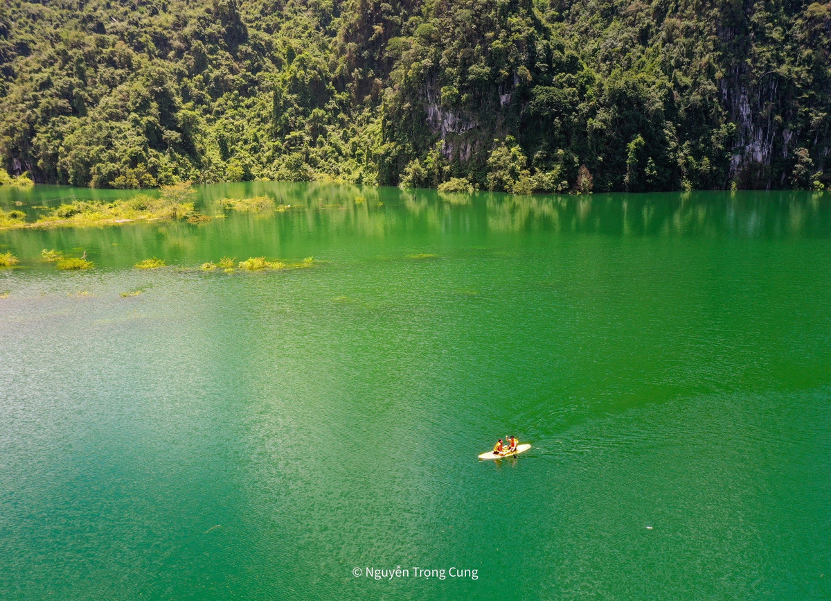Không chỉ đẹp về cảnh quan, Đồng Lâm còn là điểm đến lý tưởng cho những chuyến đi ngắn ngày. Du khách có thể chèo thuyền, lội suối, đạp xe quanh hồ, hay đơn giản là trải nghiệm cắm trại giữa thảo nguyên và ngắm sao đêm. Ảnh Trọng Cung