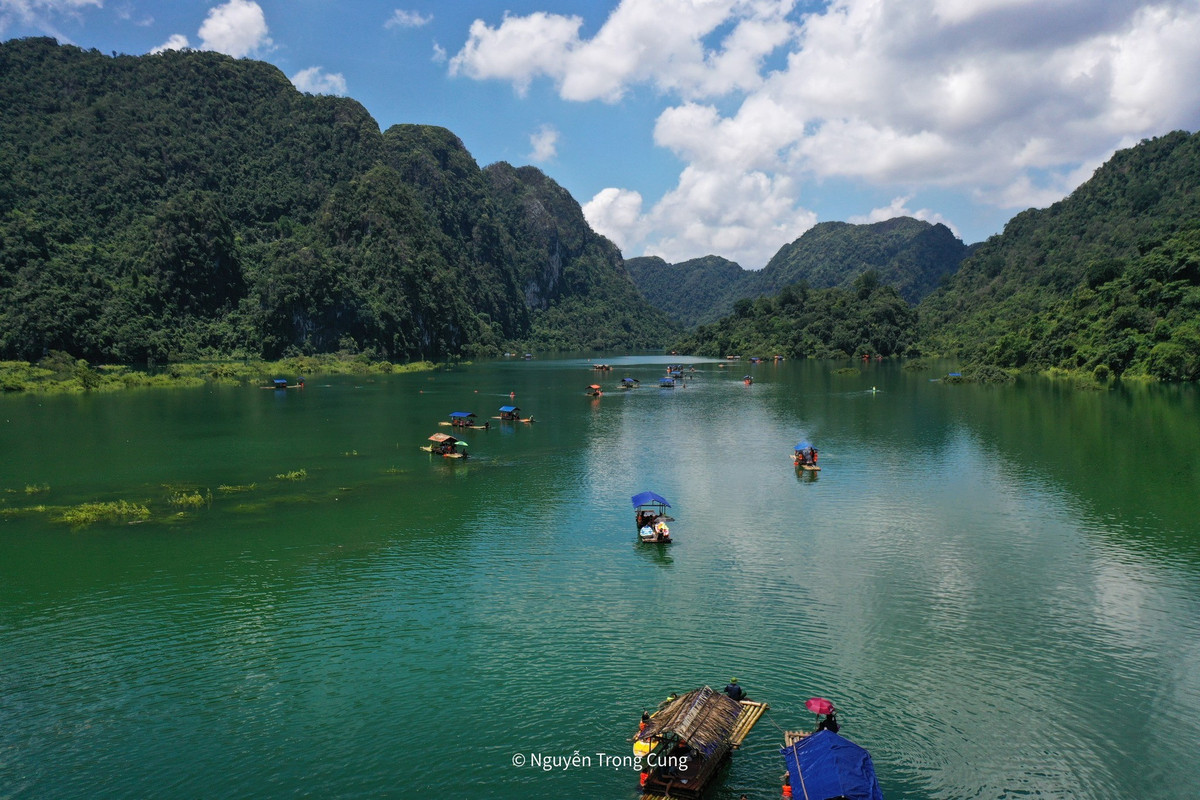 Không chỉ hấp dẫn giới trẻ mê khám phá, Đồng Lâm còn phù hợp cho gia đình, nhóm bạn hay trường học tổ chức dã ngoại nhờ địa hình bằng phẳng, dễ di chuyển, thuận lợi cho các hoạt động ngoài trời như cắm trại, teambuilding hay nấu ăn giữa thiên nhiên.