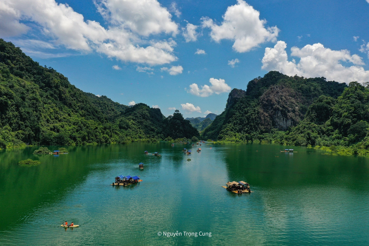 Chị Lê Ngọc Anh (Hoàng Mai, Hà Nội) chia sẻ sau chuyến đi: “Tôi từng đi nhiều nơi, nhưng Đồng Lâm mang lại cảm giác rất đặc biệt – hoang sơ mà dịu dàng. Gần Hà Nội mà vẫn giữ được vẻ yên bình, rất đáng cho một kỳ nghỉ cuối tuần.”