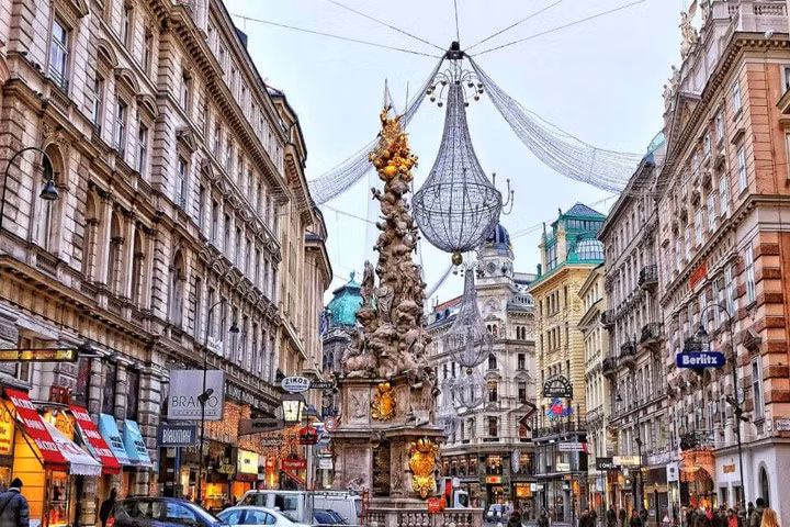 Áo cũng là lựa chọn hấp dẫn với sự kết hợp hài hòa giữa văn hóa và thiên nhiên. Thủ đô Vienna nổi bật với phòng hòa nhạc cổ kính, quán cà phê trầm mặc; trong khi Salzburg ghi dấu ấn bằng các công trình kiến trúc lịch sử. Ảnh Univiet Travel