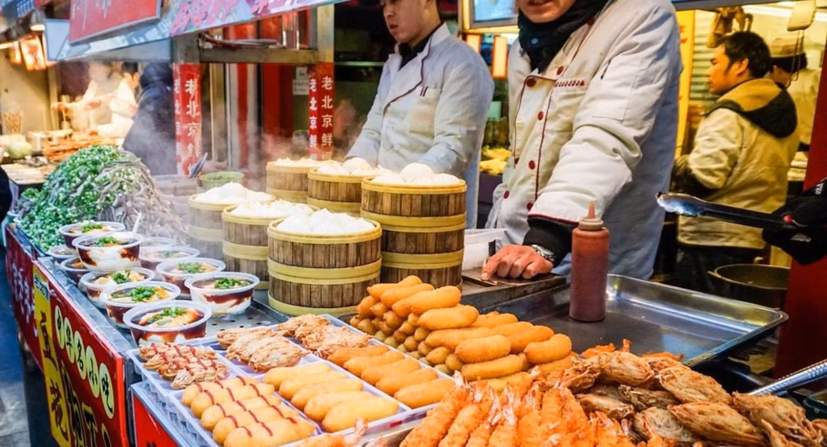 Để cảm nhận trọn vẹn tinh thần ấy, du khách nên rời xa các nhà hàng hào nhoáng và dành thời gian dạo bước trong những con ngõ hutong cổ kính, chợ đêm náo nhiệt hay các quán ăn lâu năm. Chính ở những không gian bình dị đó, những món ăn vặt truyền thống dưới đây sẽ mở ra cánh cửa dẫn vào thế giới ẩm thực đặc trưng, chân thực nhất của thủ đô Trung Quốc. Ảnh Internet