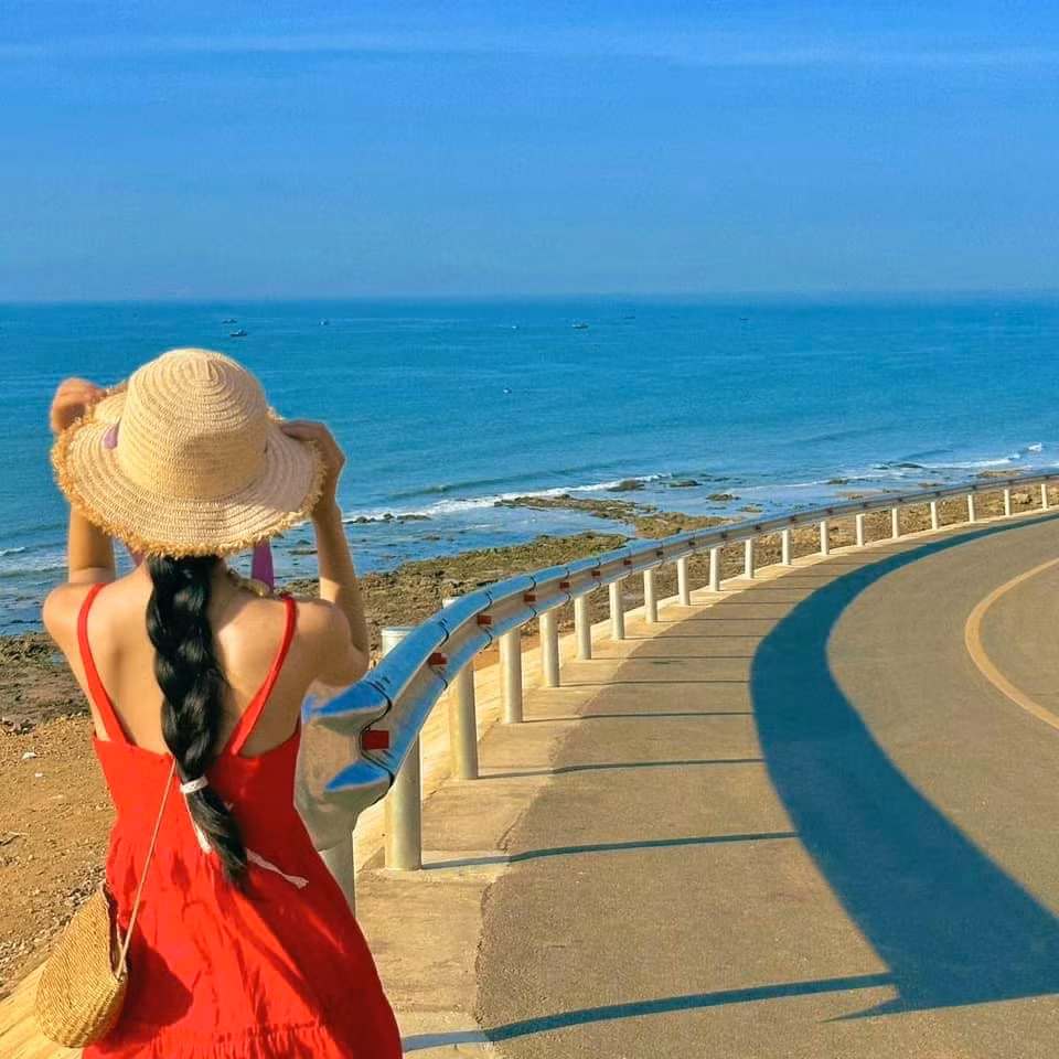 Để có trải nghiệm trọn vẹn tại Dốc Hoàng Hôn, du khách nên đến vào buổi chiều, khoảng từ 16h trở đi – thời điểm lý tưởng để đón ánh hoàng hôn rực rỡ nhất trong ngày. Việc lựa chọn trang phục cũng rất quan trọng, những gam màu sáng sẽ giúp nổi bật hơn trên nền trời chiều lãng mạn, đặc biệt khi chụp ảnh. Ảnh My Tran