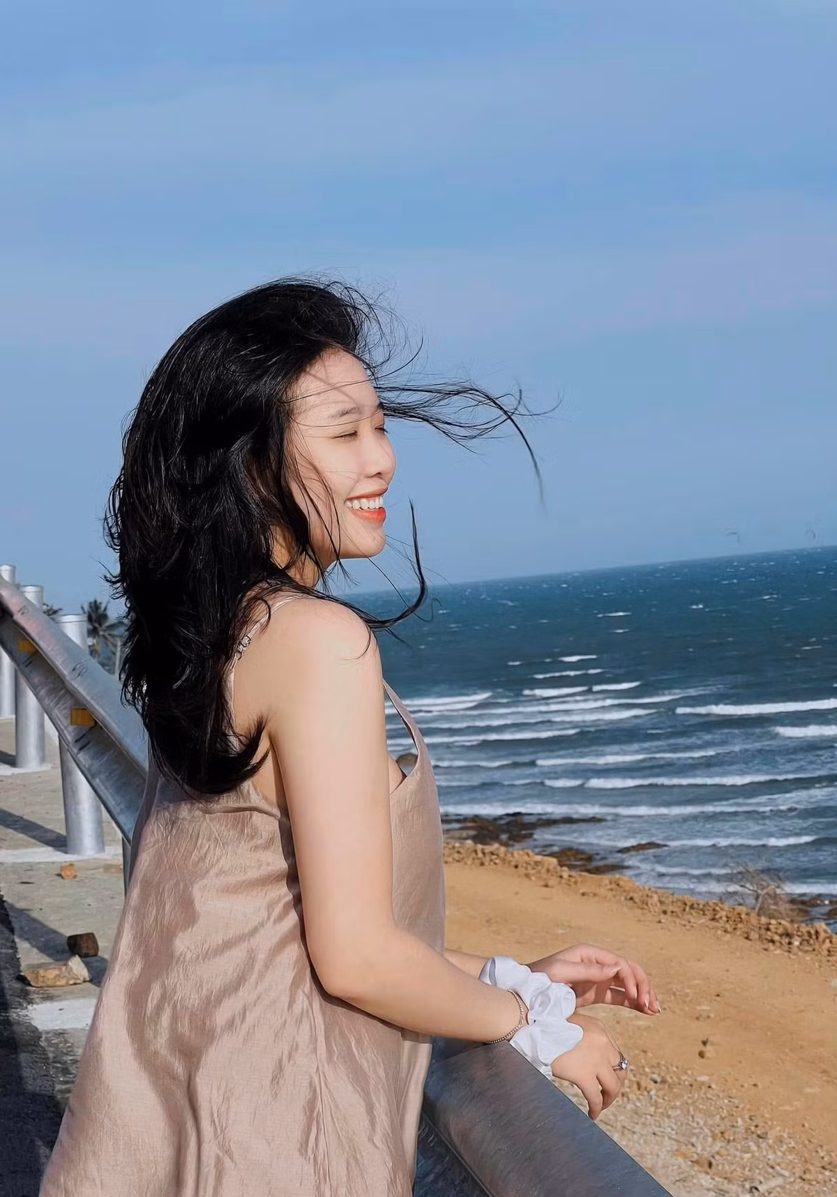 Dốc Hoàng Hôn gây ấn tượng với con đường quanh co, men theo triền núi Cố, nơi mỗi khúc cua đều mở ra một khung cảnh mới: khi thì là biển xanh thẳm phía xa, khi lại là hàng dừa rì rào trong nắng gió, khi là những mái nhà nhỏ thấp thoáng giữa rặng cây. Ảnh Ngô Phúc Yên