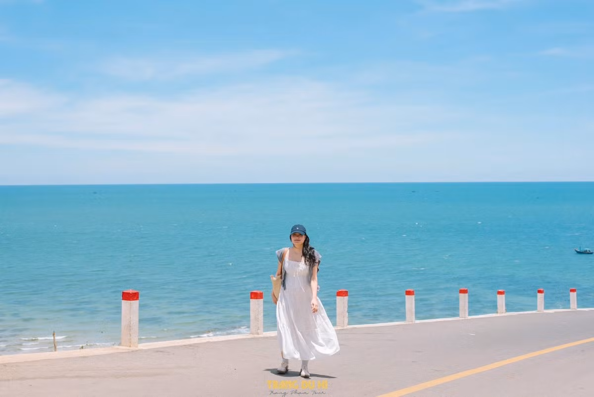 Nhiều người đến đây không đơn thuần để chụp ảnh hay ngắm cảnh, mà là để cảm nhận một Phan Thiết rất khác – tĩnh lặng, trầm mặc và đầy thi vị trong khoảnh khắc hoàng hôn buông xuống. Ảnh Trang Phạm