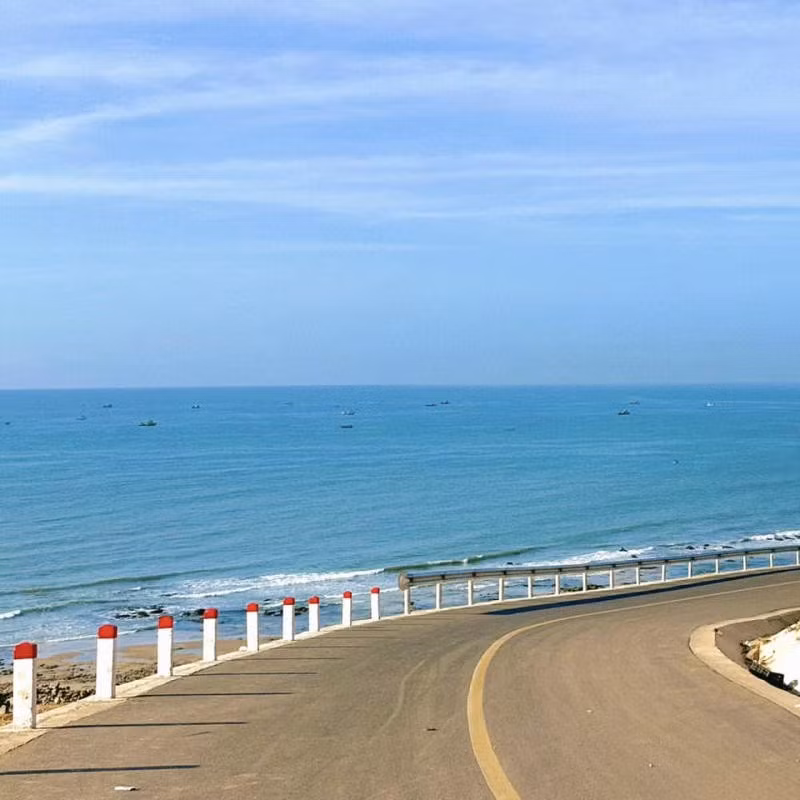Phan Thiết từ lâu đã nổi tiếng với những bãi biển thơ mộng, đồi cát mênh mông và nền văn hóa Chăm đặc sắc. Thế nhưng, trong những năm gần đây, một điểm đến mới đang dần “gây sốt” cộng đồng du lịch – đó chính là Dốc Hoàng Hôn, nằm dưới chân núi Cố, phường Phú Hài. Ảnh My Tran