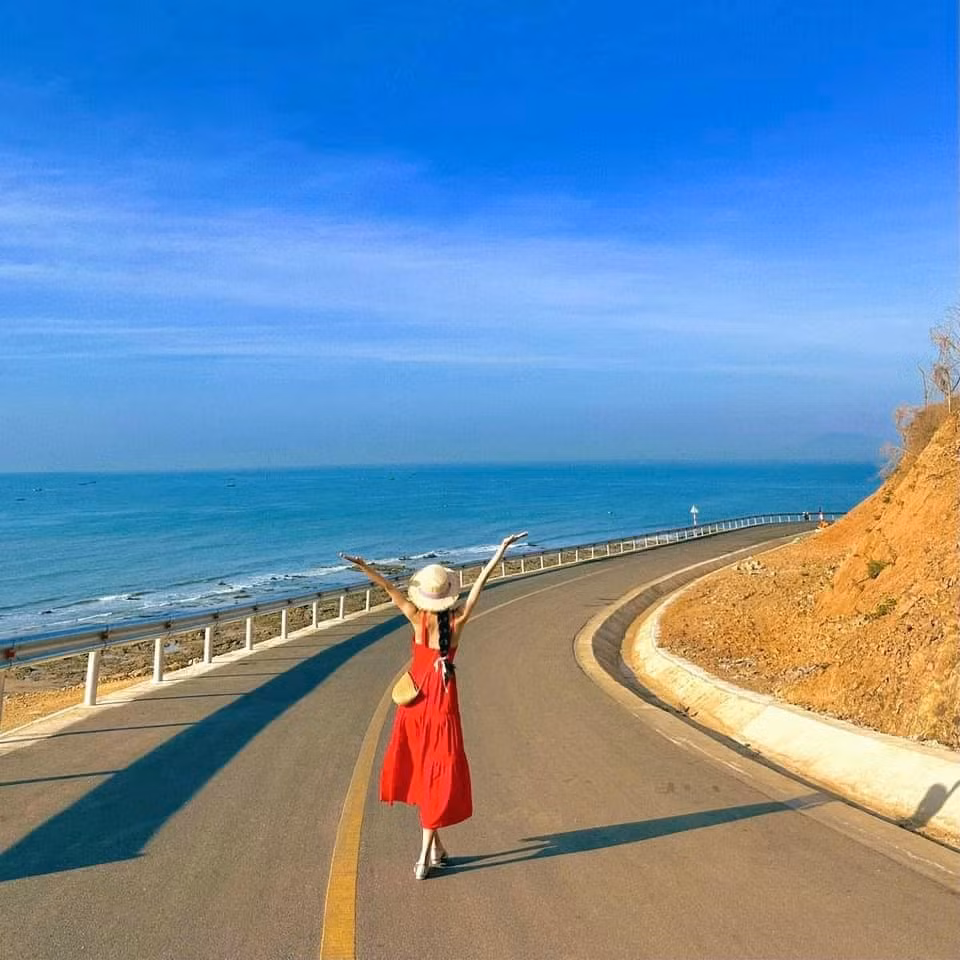 Con dốc uốn lượn mềm mại giữa khung cảnh núi non và biển cả không chỉ là điểm ngắm hoàng hôn lý tưởng mà còn là nơi dừng chân tuyệt vời cho những ai yêu thích khám phá thiên nhiên, tìm kiếm sự tĩnh lặng trong tâm hồn. Ảnh My Tran