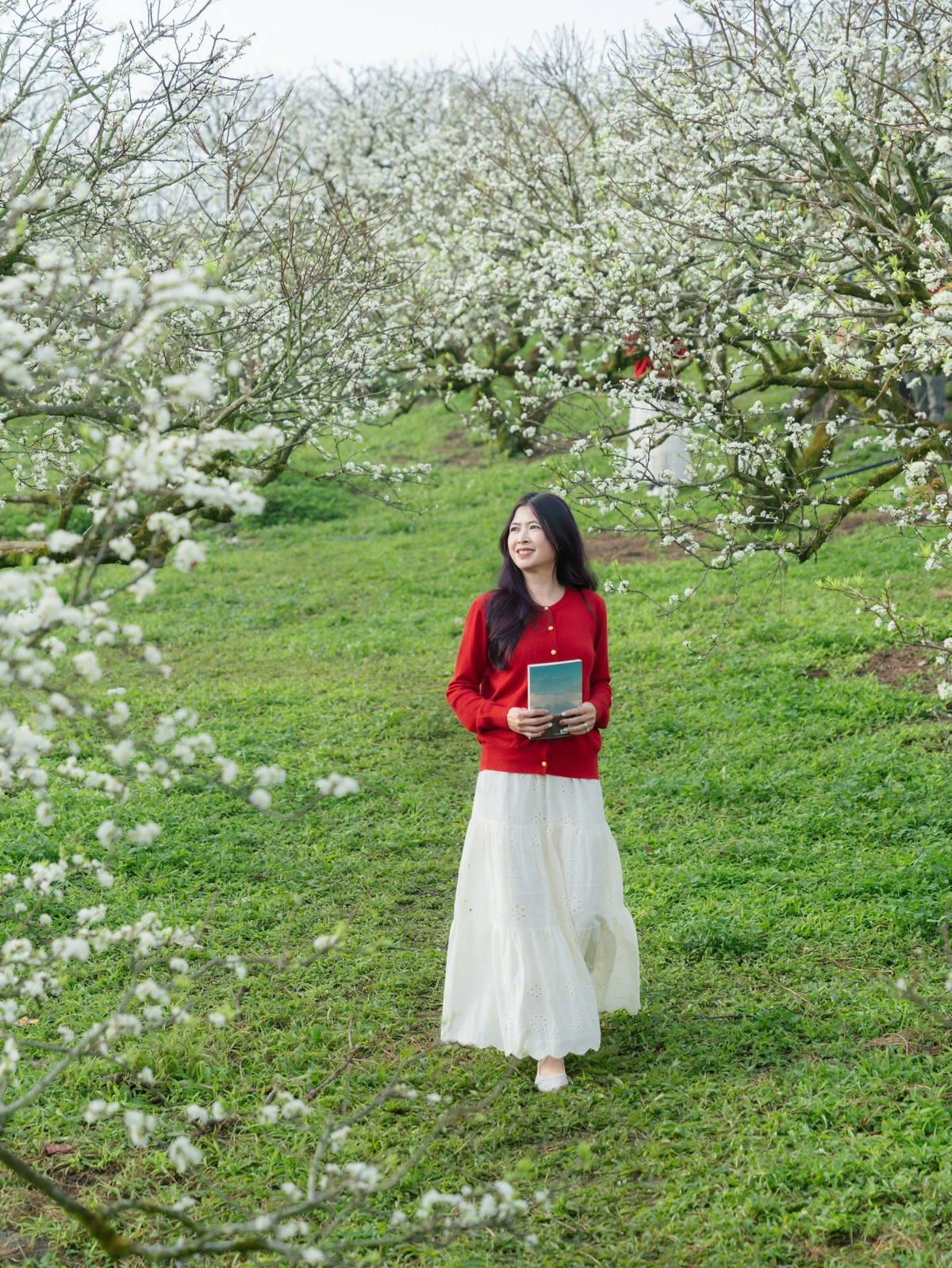 Ẩm thực địa phương góp phần hoàn thiện hành trình khám phá Mộc Châu mùa hoa mận. Những món ăn đậm chất núi rừng như cơm lam, thịt trâu gác bếp, rau su su, mận muối chấm mắc khén không chỉ làm ấm lòng du khách mà còn phản ánh rõ nét văn hóa ẩm thực của vùng đất này. Ảnh Fanpage Đi trốn không