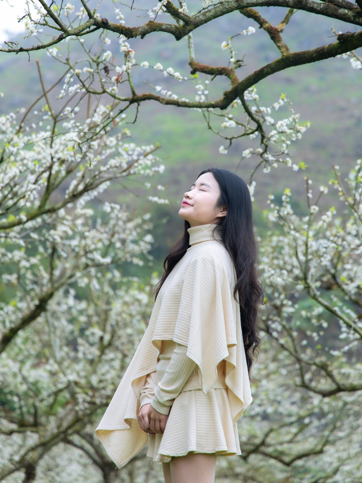 Không chỉ dừng lại ở việc ngắm hoa, mùa này còn là dịp để du khách cảm nhận nhịp sống chậm rãi, mộc mạc của đồng bào các dân tộc sinh sống tại Mộc Châu. Những buổi dạo bước giữa vườn mận, lắng nghe tiếng ong rộn ràng, ghé thăm bản làng người Mông, người Thái, tìm hiểu phong tục, tập quán truyền thống mang đến trải nghiệm khó quên. Ảnh Fanpage Đi trốn không