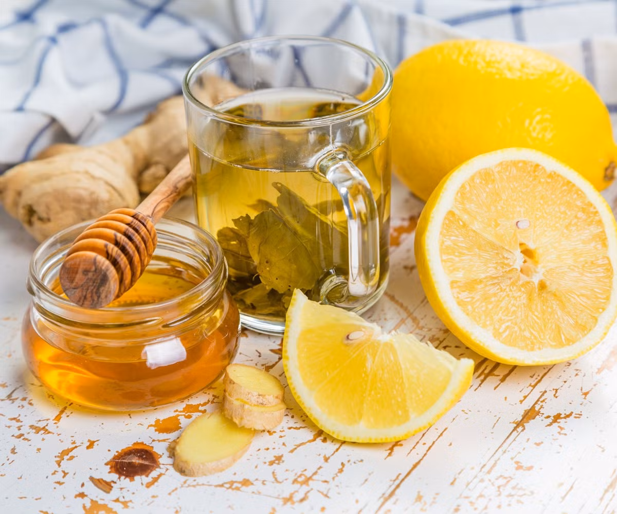 Một trong những thức uống được nhiều người lựa chọn là trà gừng chanh mật ong. Gừng có tính ấm, giúp lưu thông máu và giữ nhiệt, chanh cung cấp vitamin C tăng sức đề kháng, trong khi mật ong có tác dụng làm dịu cổ họng, giảm ho. Ảnh minh họa