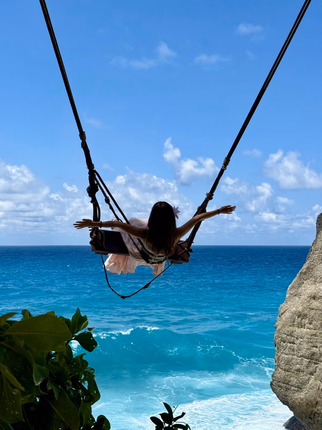 Không chỉ ảnh hưởng đến du khách, quy định mới của Bali được dự báo sẽ tác động trực tiếp đến các hãng hàng không khai thác đường bay quốc tế đến đảo này. Những hãng lớn như Qantas, Emirates hay Singapore Airlines vốn vận chuyển hàng triệu lượt khách mỗi năm đến Bali có thể phải điều chỉnh quy trình tư vấn và hỗ trợ hành khách. Ảnh Fanpage Phượt luôn