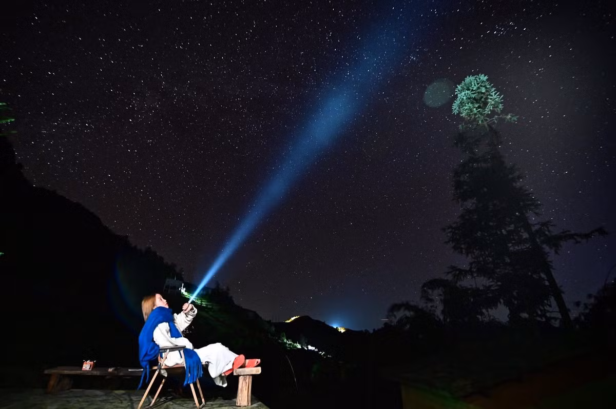 Ngày cuối cùng, du khách dậy sớm ở Yên Minh, ghé chợ địa phương ăn sáng, uống cà phê và mua quà trước khi trở về thành phố Hà Giang. Trên đường về, tranh thủ chụp ảnh những vườn hoa dã quỳ ven đường, rồi ăn trưa tại trung tâm thành phố trước khi di chuyển về Hà Nội, khép lại chuyến đi đầy trải nghiệm và ấn tượng. Ảnh Aki Lan