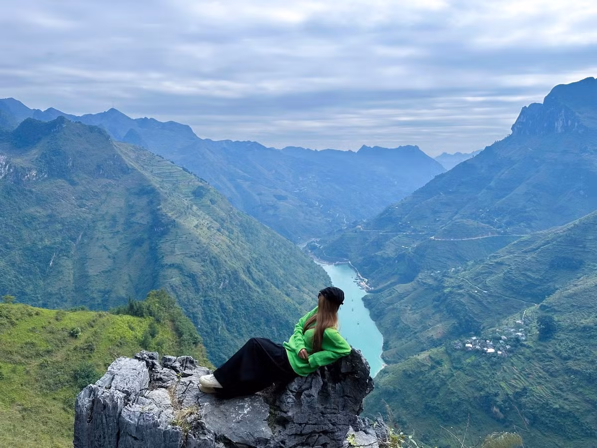Du khách có thể đi xe khách đêm hoặc xuất phát sáng sớm bằng ô tô riêng, tới phường Hà Giang 1 và thuê xe máy để di chuyển linh hoạt. Ảnh Aki Lan