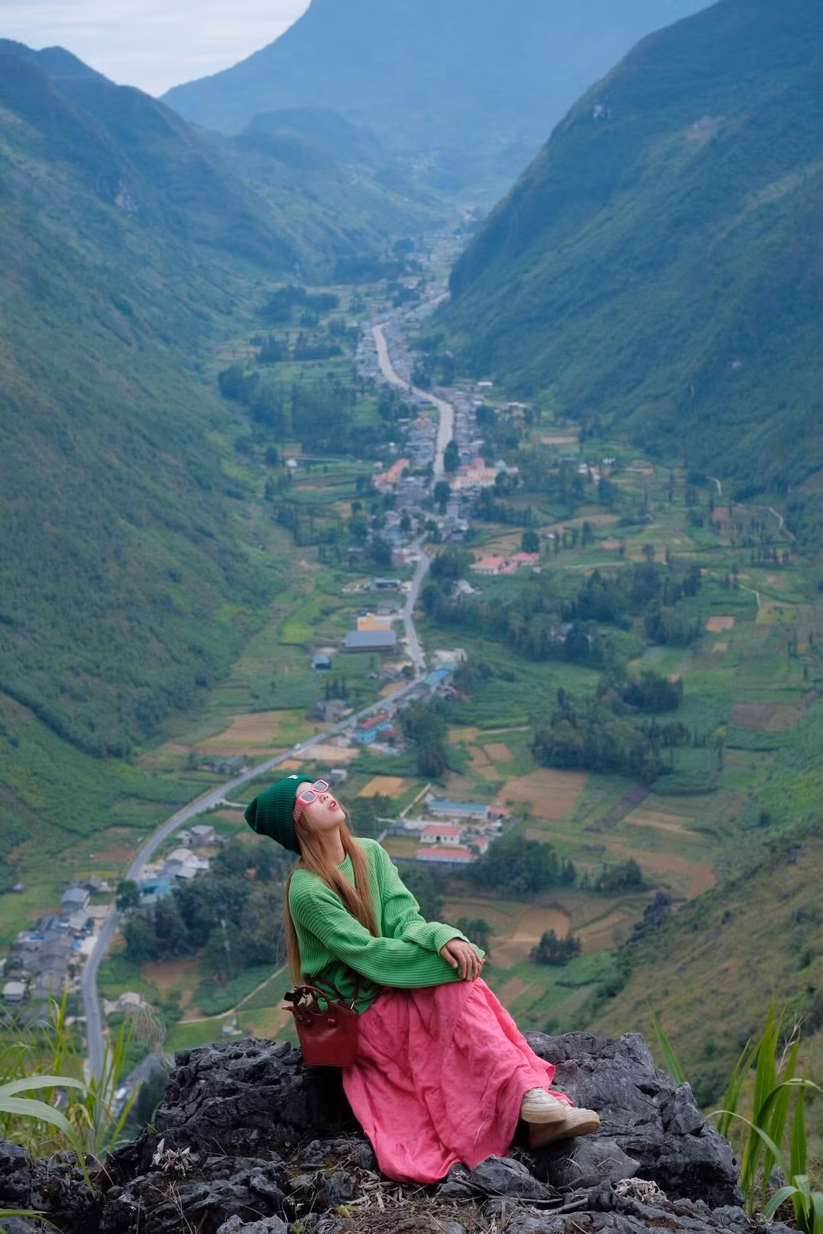 Buổi chiều là thời gian lý tưởng để đi bộ hoặc chạy xe khoảng 2km tới cánh đồng tam giác mạch, ngắm hoàng hôn nhuộm tím cả triền núi. Buổi tối, du khách thưởng thức bữa cơm homestay, đốt pháo hoa, ngắm sao và tận hưởng cảm giác bình yên giữa núi rừng. Ảnh Aki Lan