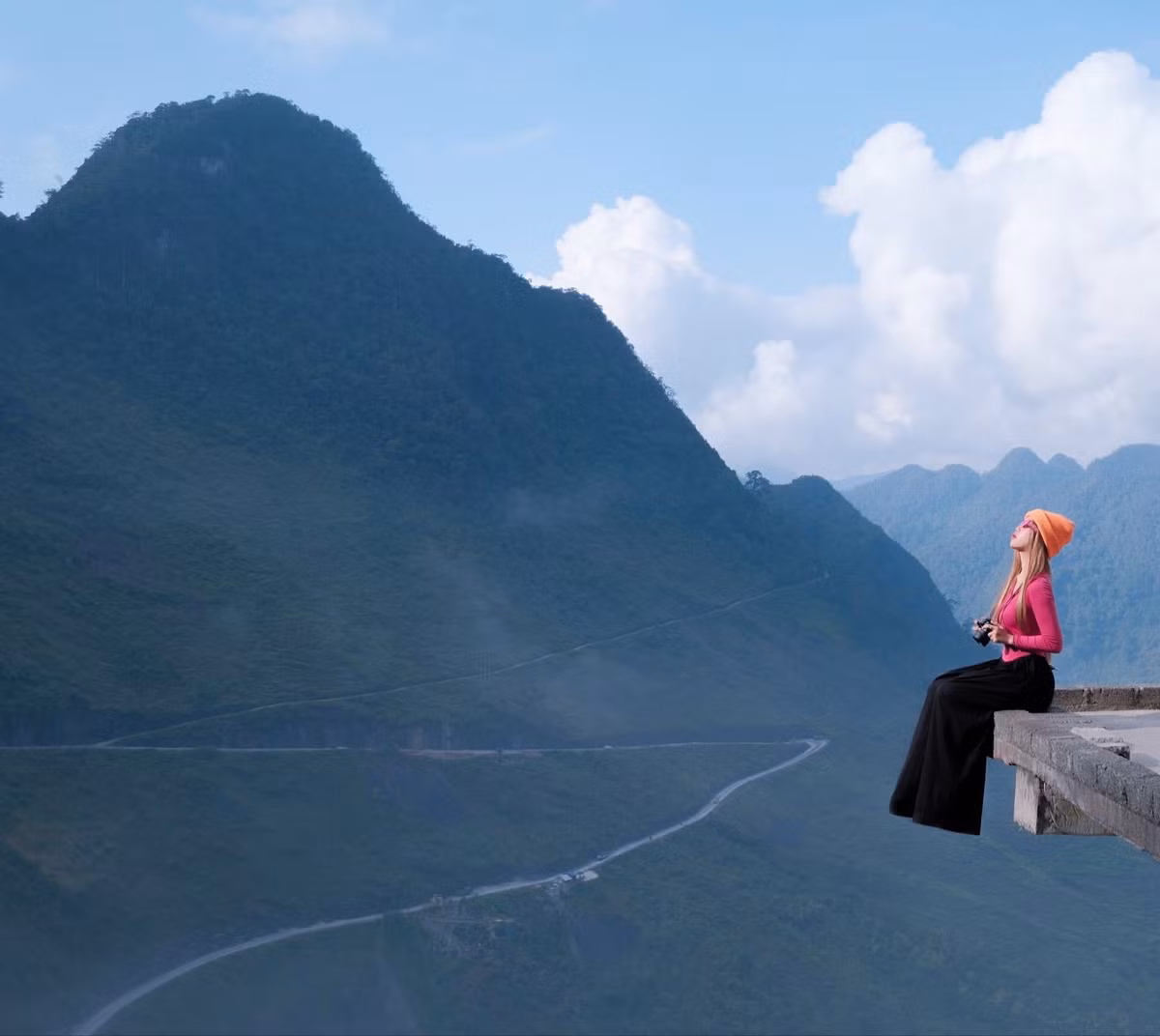 Tuyên Quang (Hà Giang cũ) đang bước vào mùa hoa tam giác mạch đẹp nhất trong năm, sắc hồng tím phủ kín các triền núi, bản làng, tạo nên cảnh sắc say đắm lòng người. Thời điểm này tiết trời se lạnh, khô ráo, rất thích hợp để du khách lên đường khám phá miền đá. Ảnh Aki Lan