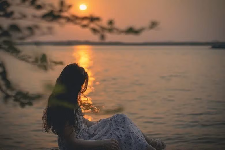 Khi ghé thăm Đình Chèm, du khách nên lưu ý một vài điều để có trải nghiệm trọn vẹn nhất. Thời điểm lý tưởng để ngắm hoàng hôn là từ 17h00 đến 18h30, khi ánh nắng cuối ngày phủ vàng mặt sông tạo nên khung cảnh đẹp mê hồn. Vì đây là khu di tích lịch sử, bạn nên ăn mặc lịch sự, giữ gìn vệ sinh chung và hạn chế gây ồn ào để đảm bảo sự tôn nghiêm cho không gian.