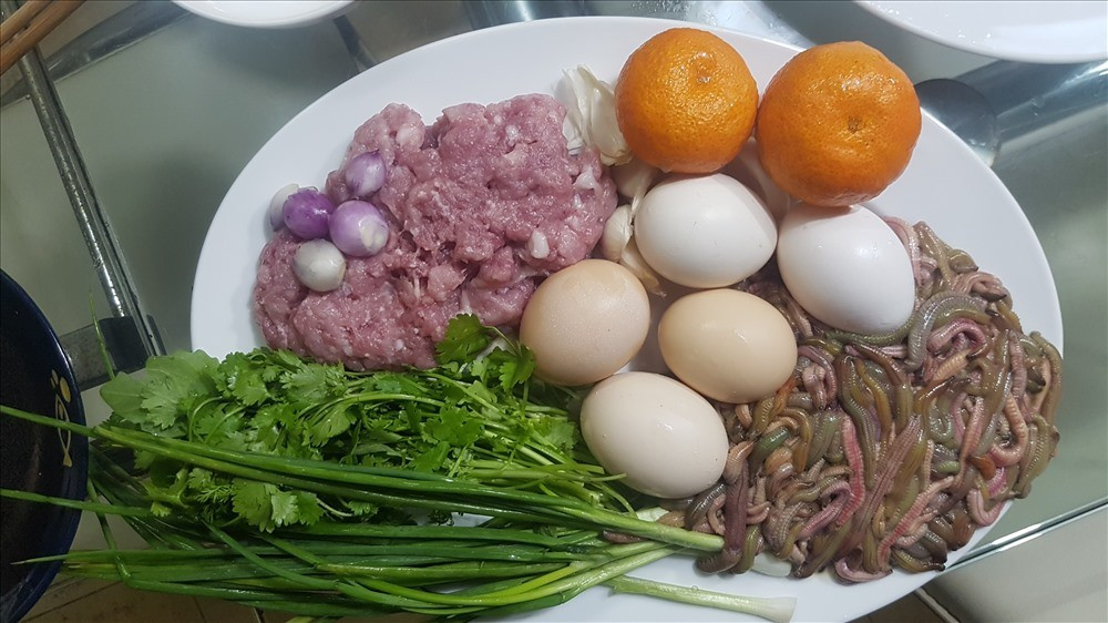 Nổi bật nhất là chả rươi – món gần như không thể thiếu trong mùa rươi. Rươi được làm sạch kỹ, trộn cùng thịt băm, trứng gà, hành hoa, thì là và vỏ quýt. Khi chiên lên, chả có màu vàng ươm, lớp ngoài vừa xém, bên trong mềm, béo và dậy mùi thơm rất đặc trưng. Ảnh Kh.V