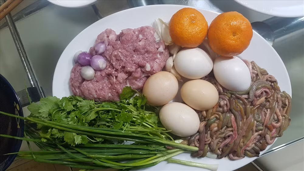 Nổi bật nhất là chả rươi – món gần như không thể thiếu trong mùa rươi. Rươi được làm sạch kỹ, trộn cùng thịt băm, trứng gà, hành hoa, thì là và vỏ quýt. Khi chiên lên, chả có màu vàng ươm, lớp ngoài vừa xém, bên trong mềm, béo và dậy mùi thơm rất đặc trưng. Ảnh Kh.V