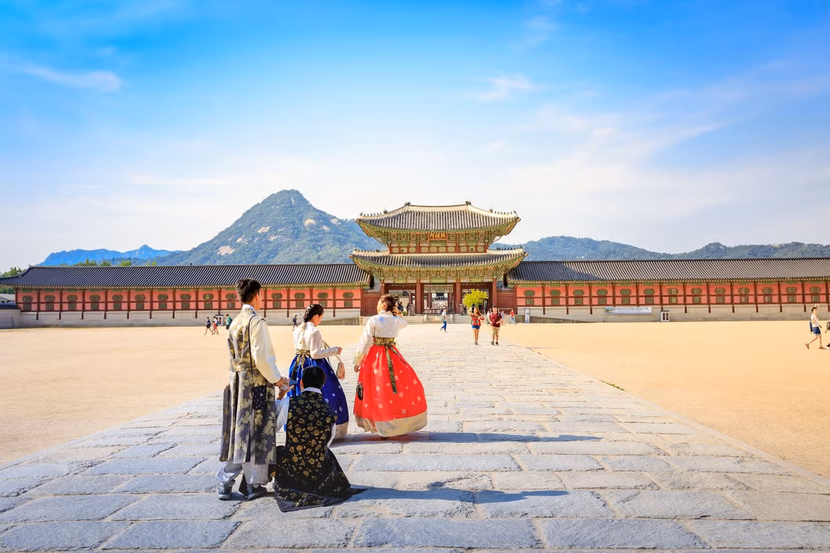 Bên cạnh đó, Hàn Quốc cũng xem xét mở rộng diện cấp visa nhiều lần 5 năm cho du khách Đông Nam Á và Trung Quốc có lịch sử nhập cảnh tốt. Với Indonesia, nước này sẽ được đưa vào chương trình thí điểm miễn visa cho khách đi theo nhóm nhỏ từ 3 người trở lên. Ảnh tcdulichtphcm