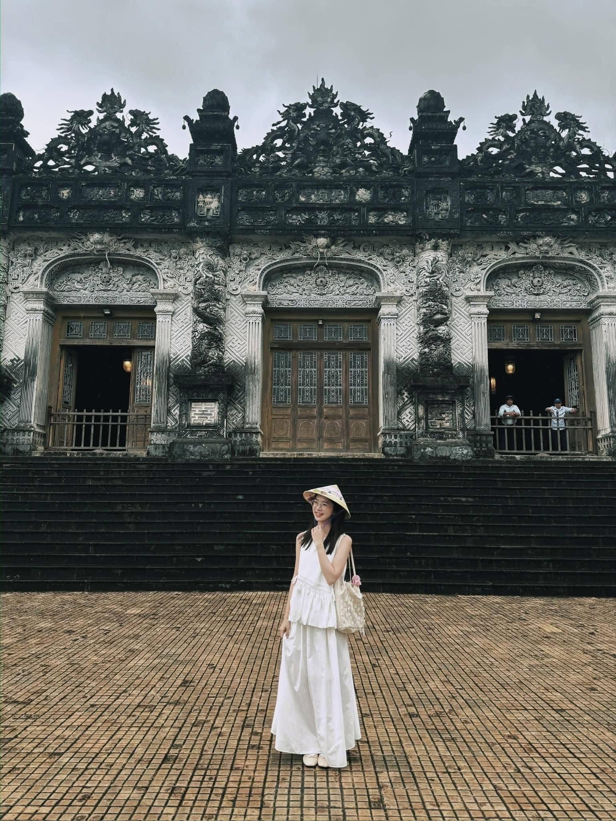 Tuy nhiên, thay vì chọn đường hàng không, nhiều người lại ưu tiên xe khách giường nằm để tiết kiệm ngân sách. Với mức giá chỉ khoảng 450.000 – 600.000 đồng mỗi chiều, du khách có thể xuất phát từ tối hôm trước, nghỉ ngơi trên xe và đặt chân đến Huế vào sáng sớm hôm sau. Cách di chuyển này giúp giảm chi phí đi lại xuống chỉ còn khoảng một phần ba, thậm chí một phần tư so với máy bay, đồng thời tiết kiệm thêm tiền lưu trú cho một đêm.