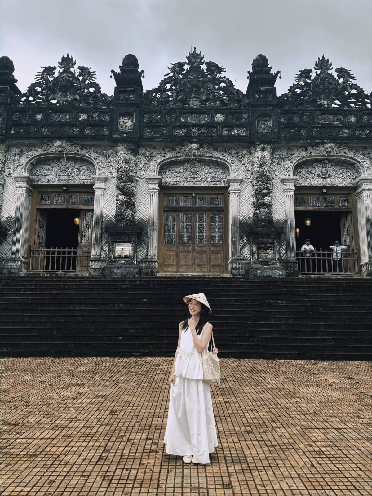 Tuy nhiên, thay vì chọn đường hàng không, nhiều người lại ưu tiên xe khách giường nằm để tiết kiệm ngân sách. Với mức giá chỉ khoảng 450.000 – 600.000 đồng mỗi chiều, du khách có thể xuất phát từ tối hôm trước, nghỉ ngơi trên xe và đặt chân đến Huế vào sáng sớm hôm sau. Cách di chuyển này giúp giảm chi phí đi lại xuống chỉ còn khoảng một phần ba, thậm chí một phần tư so với máy bay, đồng thời tiết kiệm thêm tiền lưu trú cho một đêm.