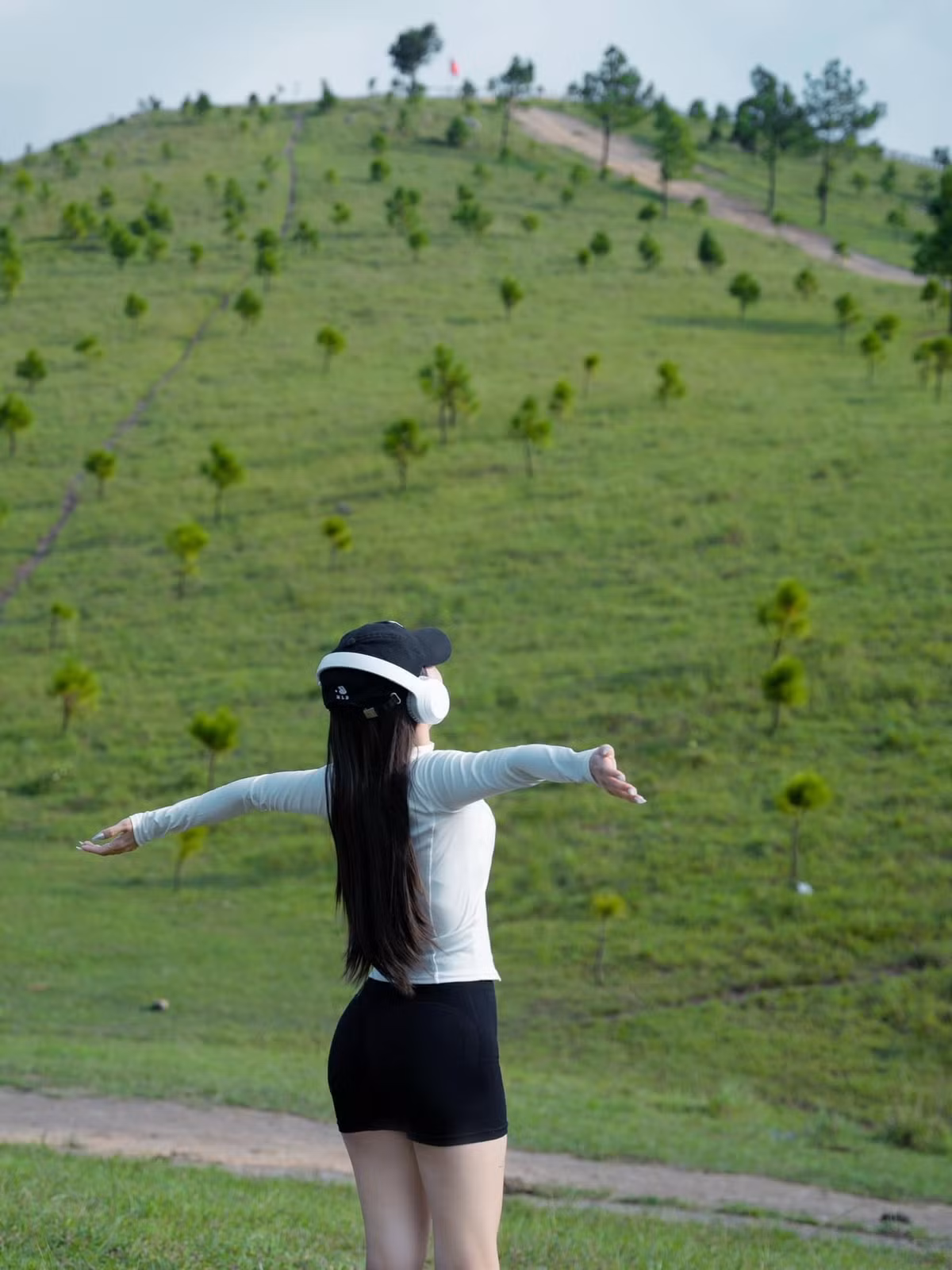 Chị Nguyễn Hồng Hạnh (Hà Nội) chia sẻ sau chuyến đi: “Tôi không nghĩ ở Quảng Ninh lại có nơi yên tĩnh, xanh mát và mộng mơ đến vậy. Cảm giác đứng giữa thiên nhiên rộng lớn, gió lùa qua từng tán cây, dưới chân là mây trắng – cứ như đang trong một thước phim Hàn Quốc.”