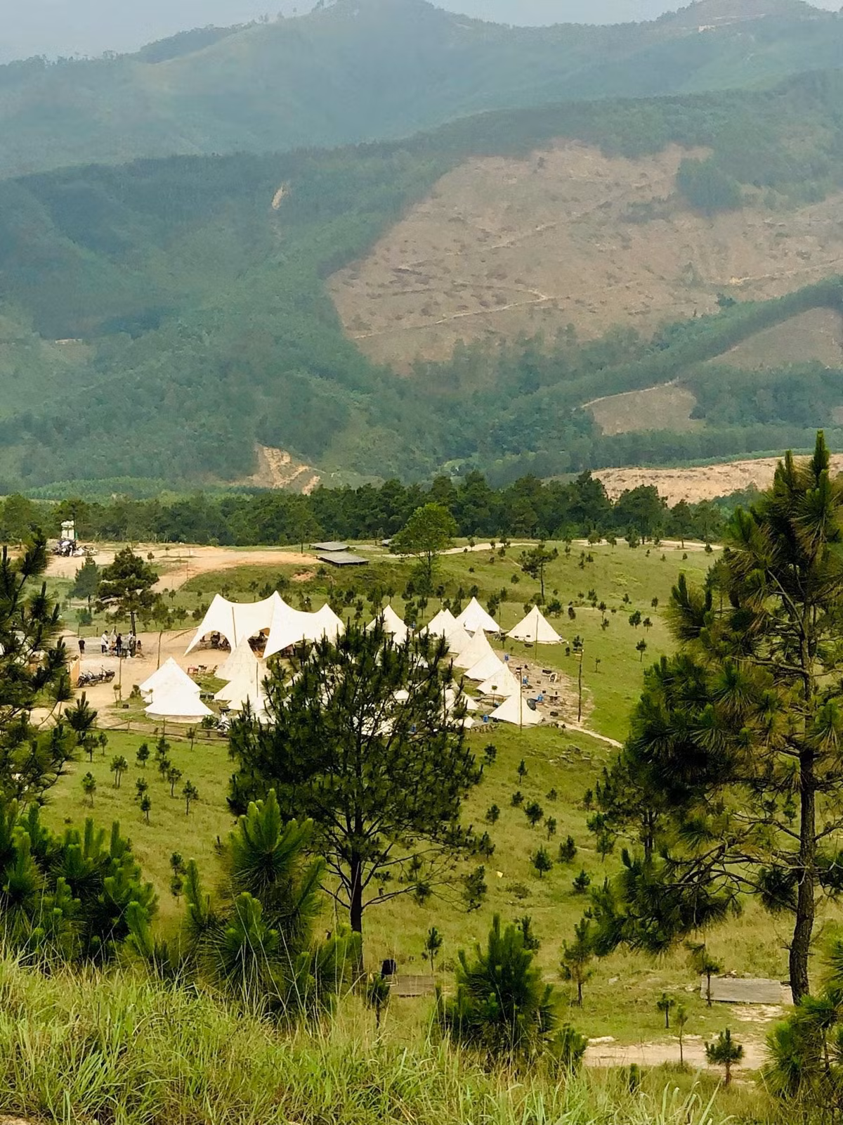 Trang phục phù hợp là giày thể thao hoặc giày leo núi chống trượt, quần áo thoáng nhẹ, mũ nón, áo khoác mỏng và nước uống cá nhân. Nếu có ý định cắm trại qua đêm, nên mang theo áo ấm, túi ngủ và pin sạc dự phòng. Ảnh Thu Thủy