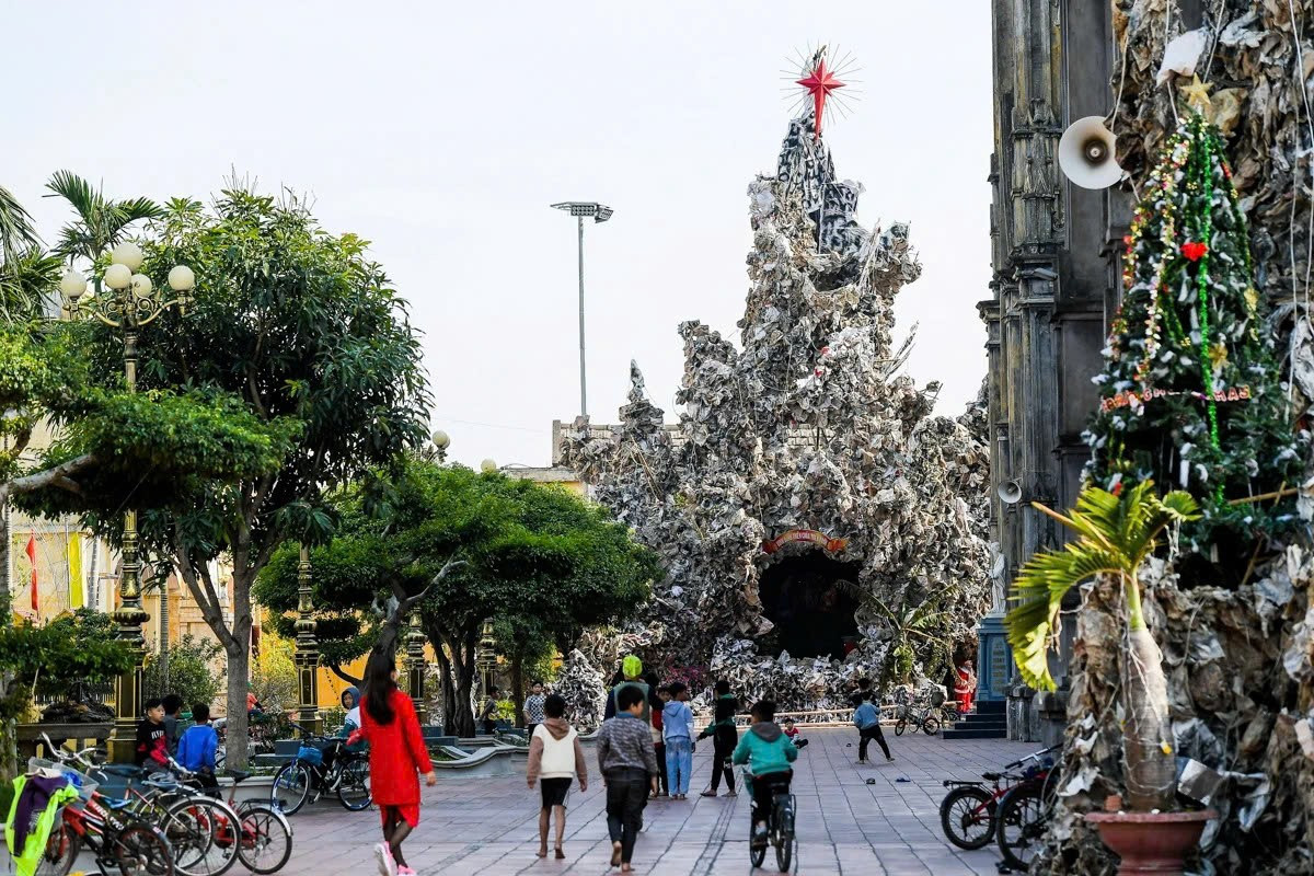 Dịp Giáng sinh, công trình này càng thêm huyền ảo khi được thắp sáng toàn bộ vào ban đêm. Ánh đèn vàng hòa cùng kiến trúc châu Âu cổ điển khiến nhà thờ trông như một lâu đài giữa vùng quê yên bình. Không ít du khách ví nơi đây là “studio ngoài trời” lý tưởng cho những bộ ảnh Noel mang phong cách phương Tây. Ảnh Phi Hùng