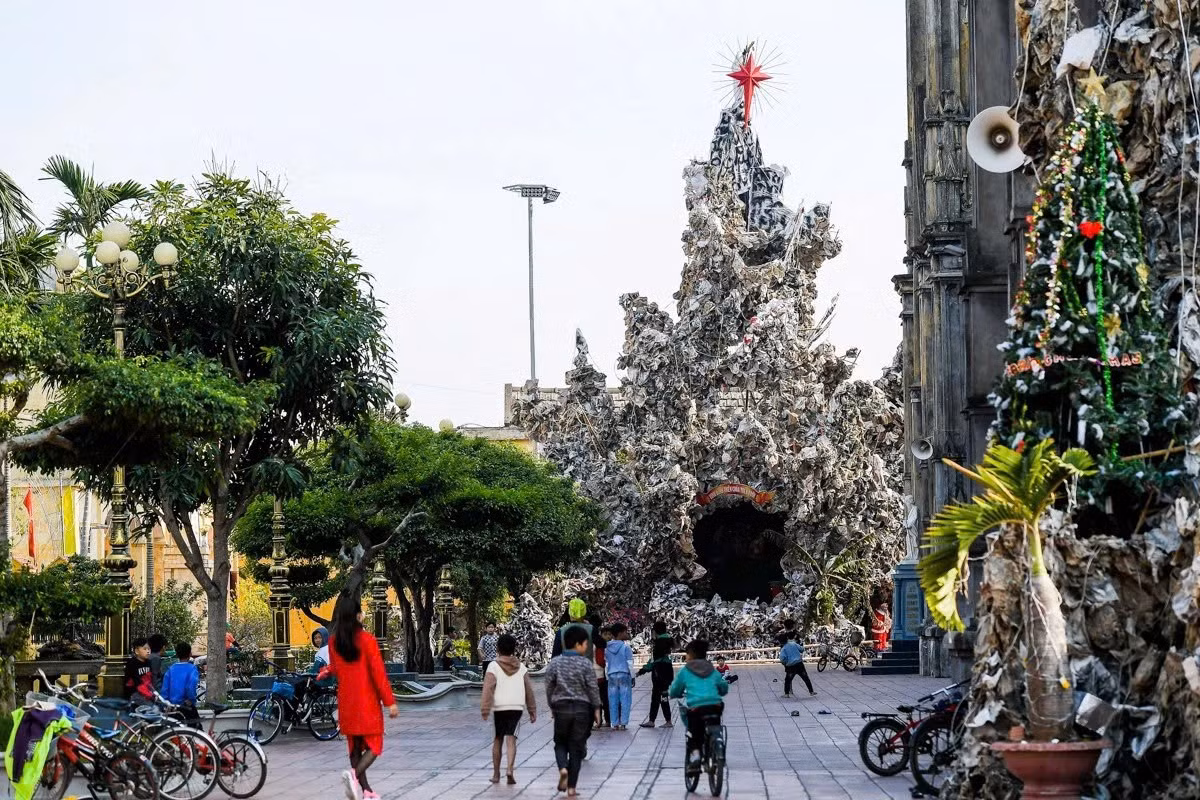 Dịp Giáng sinh, công trình này càng thêm huyền ảo khi được thắp sáng toàn bộ vào ban đêm. Ánh đèn vàng hòa cùng kiến trúc châu Âu cổ điển khiến nhà thờ trông như một lâu đài giữa vùng quê yên bình. Không ít du khách ví nơi đây là “studio ngoài trời” lý tưởng cho những bộ ảnh Noel mang phong cách phương Tây. Ảnh Phi Hùng