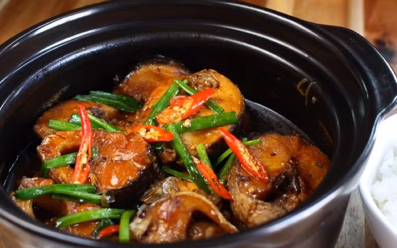 Cá cần được nấu chín kỹ, tránh ăn sống hoặc tái vì có nguy cơ nhiễm vi khuẩn, ký sinh trùng gây hại cho sức khỏe. Khi chế biến, nên ưu tiên các phương pháp làm chín hoàn toàn như kho, nấu canh hoặc hấp kỹ. Người ăn cũng cần chú ý xương cá vì cá lóc có nhiều xương nhỏ, dễ gây hóc nếu ăn vội. Ảnh minh họa/ Nguồn internet