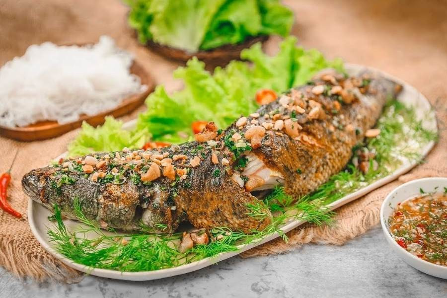 Cá lóc, còn gọi là cá quả ở miền Bắc và cá chuối ở miền Trung, là loại cá nước ngọt phổ biến, được ưa chuộng nhờ thịt chắc, thơm và giàu dinh dưỡng. Không chỉ xuất hiện trong ẩm thực thường ngày, cá lóc còn được xem là món ăn bồi bổ, thường dùng cho người mới ốm dậy hoặc cần phục hồi sức khỏe. Ảnh minh họa/ Nguồn internet