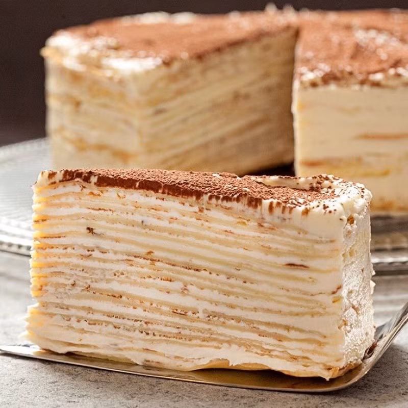 Phần kem nhân thường làm từ sữa tươi, trứng, đường, bột ngô và vani, nấu cho đến khi sánh mịn và để nguội. Cuối cùng, bánh được hoàn thiện bằng cách xếp các lớp puff pastry xen kẽ kem, có thể rắc đường bột hoặc trang trí socola, trái cây tươi tùy thích. Bảo quản trong ngăn mát tủ lạnh trước khi thưởng thức để lớp kem định hình và bánh giòn lâu. Ảnh minh hoạ