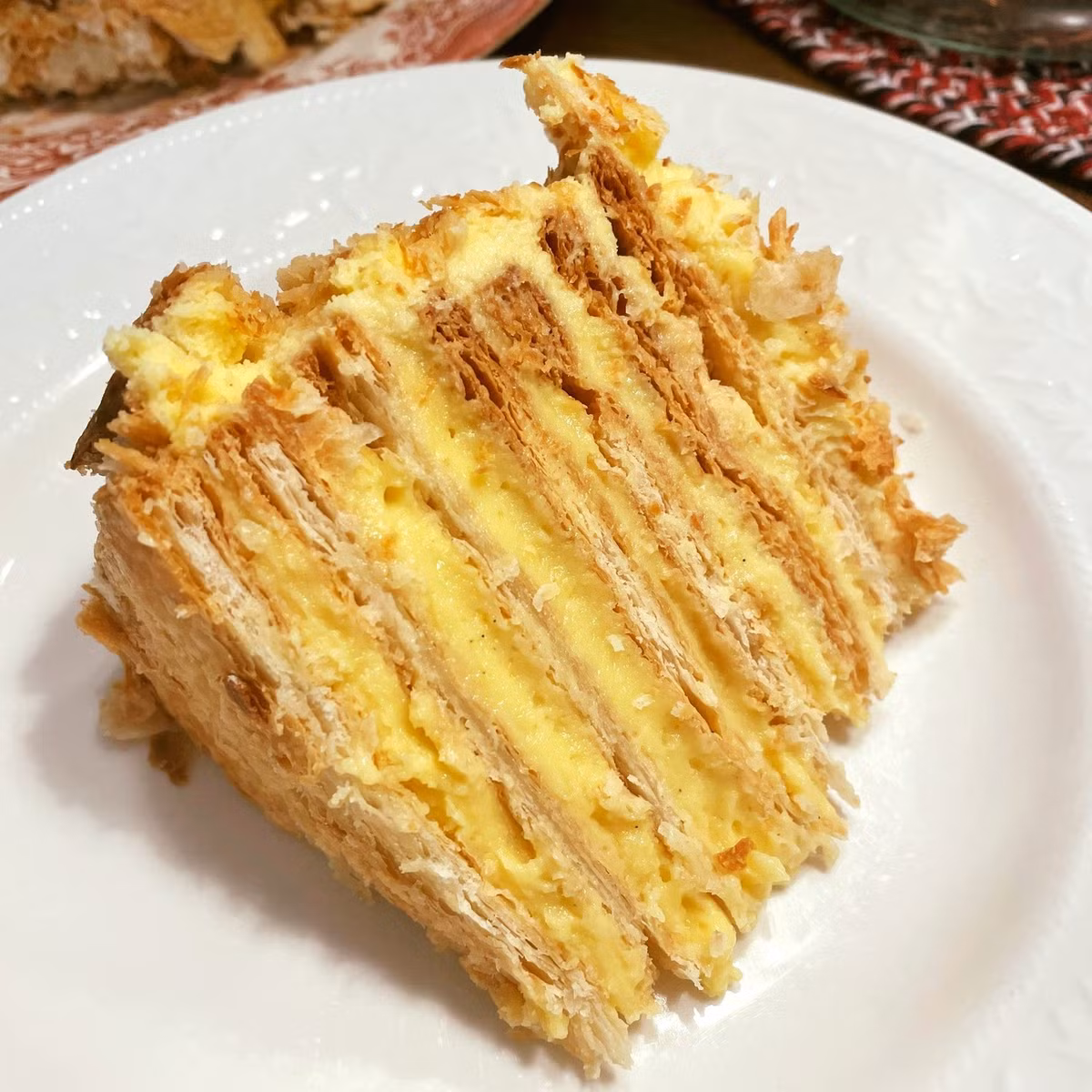 Phần nhân là bí quyết tạo nên sức hút riêng cho Napoleon. Kem pastry – kem sữa trứng – hoặc kem bơ phong cách Nga được sử dụng phổ biến, mang vị béo vừa phải, mịn màng, cân bằng hoàn hảo với lớp vỏ giòn. Khi kết hợp với những lớp bánh giòn, món tráng miệng này đem lại trải nghiệm vừa thưởng thức vừa nghe tiếng rộp rộp, khiến nhiều người không thể cưỡng lại. Ảnh minh hoạ