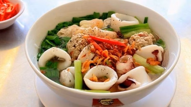 Khác hẳn hai hương vị truyền thống kể trên, hủ tiếu mực lại là đại diện cho sự mới mẻ của ẩm thực Sài Gòn hiện đại. Dù chỉ mới phổ biến trong vài năm gần đây, món ăn này nhanh chóng chiếm được cảm tình của thực khách nhờ vị ngọt thanh, tươi mát từ hải sản. Một tô hủ tiếu mực đầy đặn gồm mực trắng nõn, thịt viên, rau tần ô, hành phi, ớt đỏ – tất cả tạo nên bức tranh ẩm thực rực rỡ. Ảnh BHX