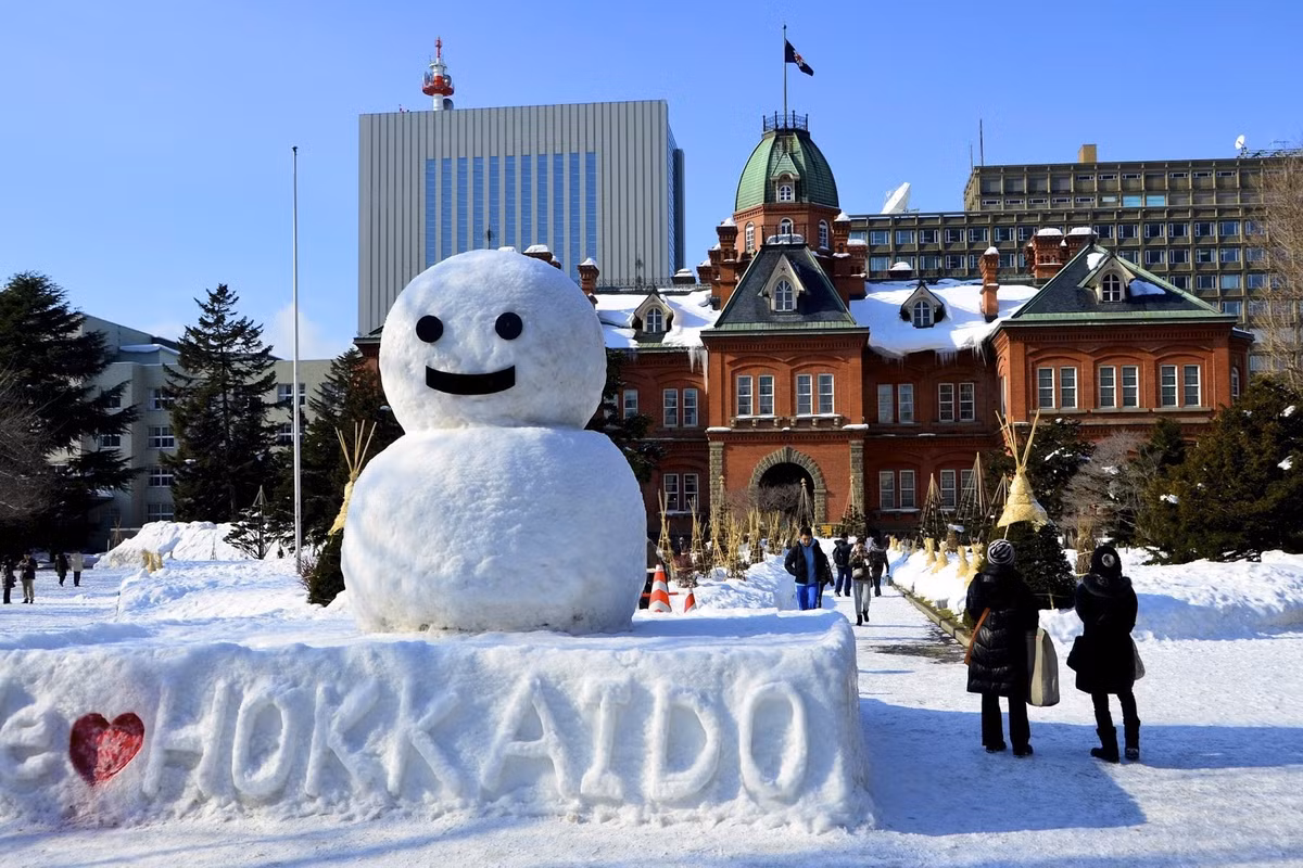 Sapporo, thủ phủ đảo Hokkaido, là thiên đường mùa đông nổi tiếng với những bông tuyết tinh khiết phủ trắng khắp thành phố. Ngoài việc ngắm cảnh, du khách còn có thể trải nghiệm tắm onsen thư giãn, ghé chợ hải sản Nijo thưởng thức các món tươi ngon, đặc biệt là cua hoàng đế – biểu tượng ẩm thực mùa đông. Ảnh Vntravel