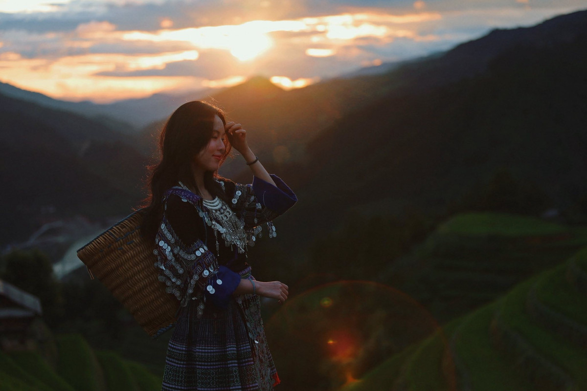 Du khách có thể tham quan nhà trình tường, chợ phiên địa phương, thưởng thức đặc sản vùng cao, vừa trekking vừa ghi lại những bức ảnh ấn tượng. Thời điểm từ tháng 9 đến tháng 10 là lý tưởng để tận hưởng trọn vẹn vẻ đẹp Tây Bắc. Ảnh Trịnh Thùy Trang