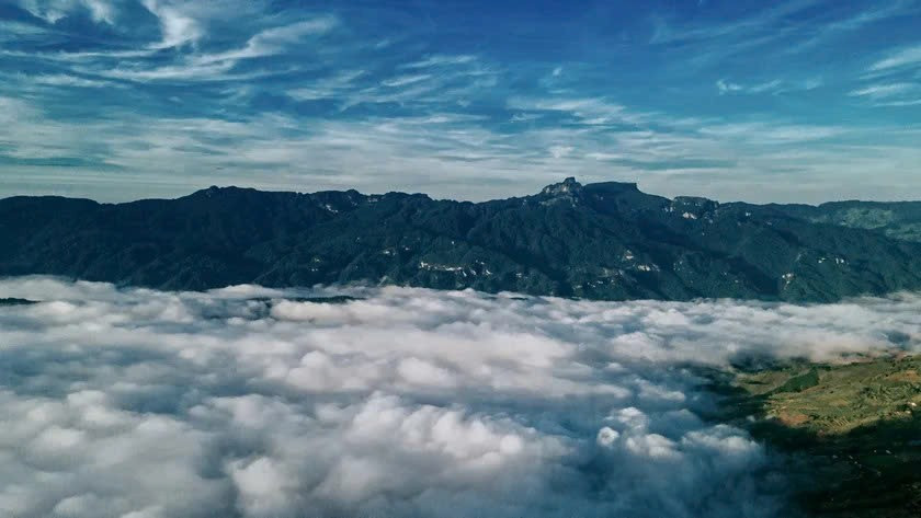 Sở hữu vị trí cao nhất cao nguyên, đỉnh Mu Náu có lợi thế đặc biệt về độ mở không gian. Từ đây, du khách có thể phóng tầm mắt ra những dãy núi trùng điệp nối tiếp nhau, xen kẽ là các thung lũng sâu thẳm đặc trưng của vùng Tây Bắc. Không bị che khuất bởi nhà cửa hay công trình nhân tạo, cảnh sắc nơi đây hiện lên trọn vẹn, khoáng đạt và yên bình. Ảnh vntravellive