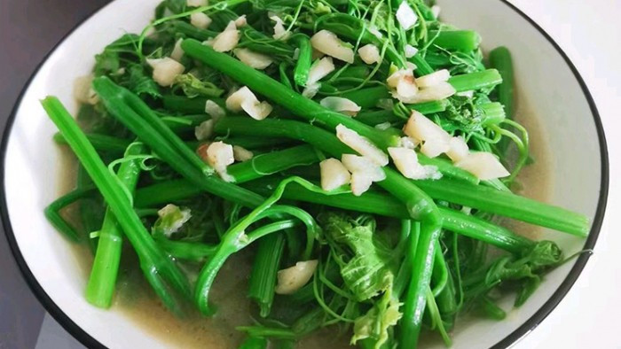 Ngoài xào, rau có thể luộc, nấu canh hoặc ăn kèm lẩu, giữ trọn vị thanh mát và dinh dưỡng. Một bát canh ngọn su su nấu cùng thịt bằm hay tôm khô trong ngày thu se lạnh sẽ làm bữa cơm thêm ấm cúng. Ảnh minh họa